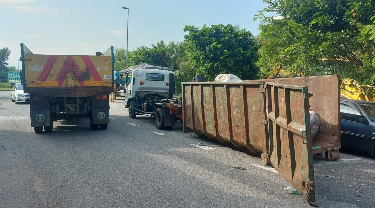 回收物品商无视警告 市厅出动5卡车清拆