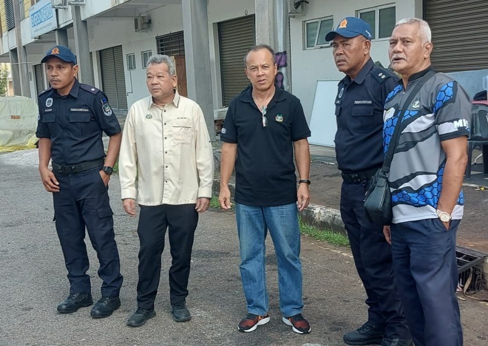 回收物品商无视警告 市厅出动5卡车清拆