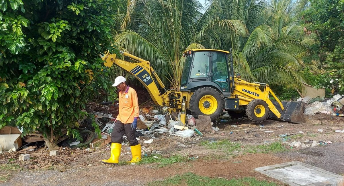 回收物品商无视警告 市厅出动5卡车清拆