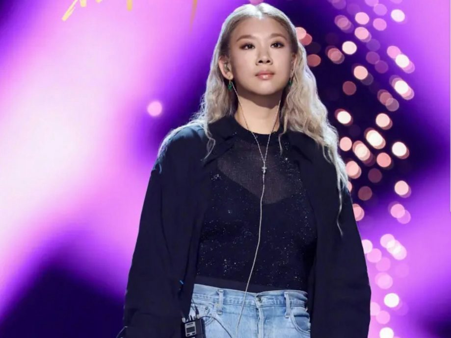 因伤退赛《歌手2025》后首露面 郑欣宜颈部疑似伤势曝光