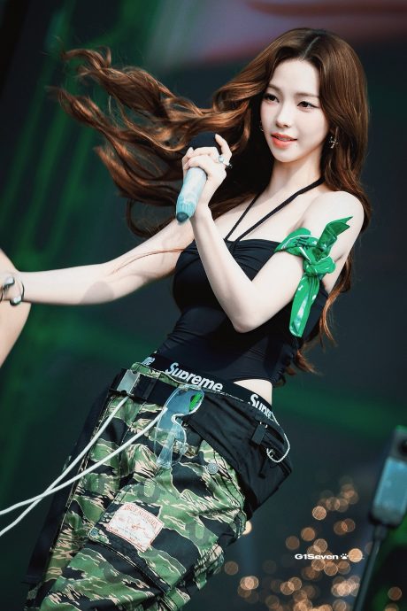 因外套卷政治表态争议 Karina认无知公开道歉