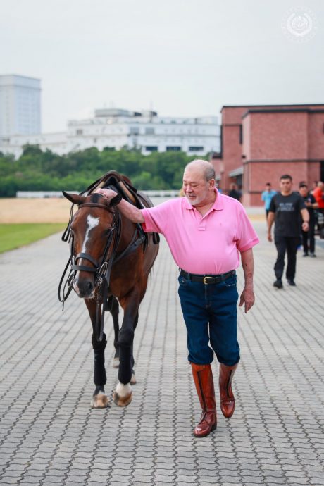 国家元首骑马健行 实践健康生活方式