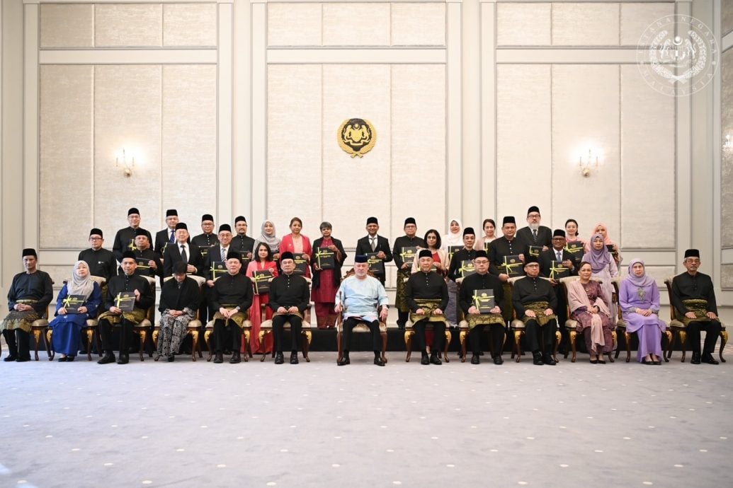 国家王宫举行委任仪式 旺阿末法立等25法官宣誓就职