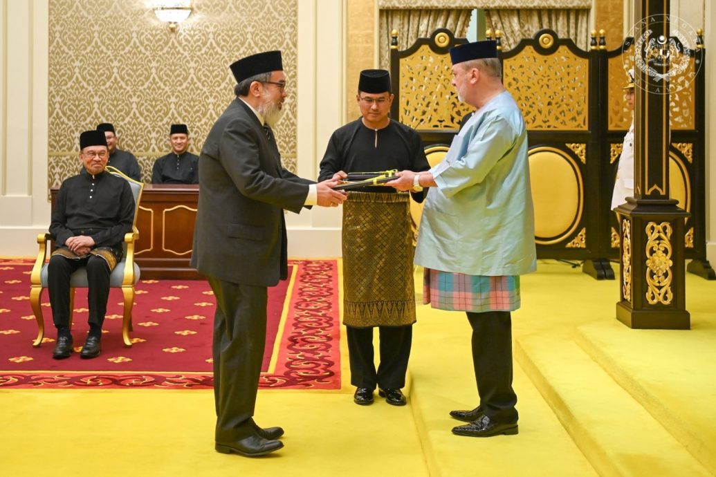 国家王宫举行委任仪式 旺阿末法立等25法官宣誓就职