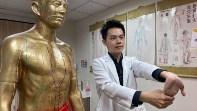 他手麻无力“半夜翻身触电般痛醒”  原来和长期用电脑有关