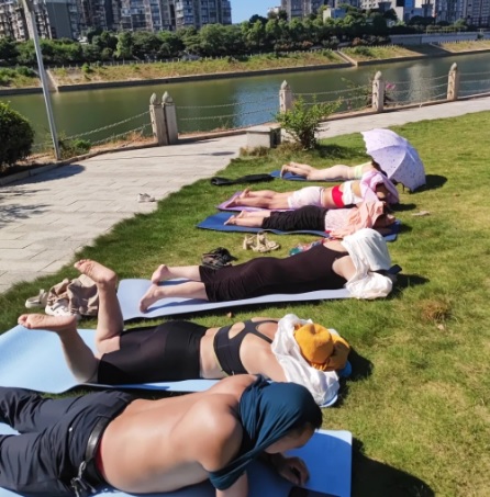 **国际拼盘（只供网）**夏日烈炎中晒背祛湿2小时  妇女突发脑出血险没命