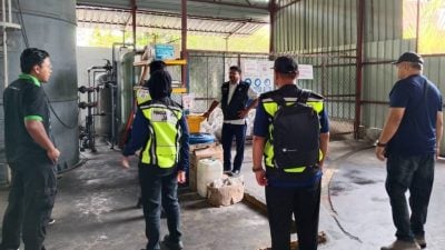 塑料厂被揭非法宿舍 73外籍工人挤住集装箱 环境恶劣