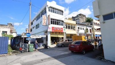 声称买药行窃 讨钱男开车抢包 警员用餐目击即刻逮人