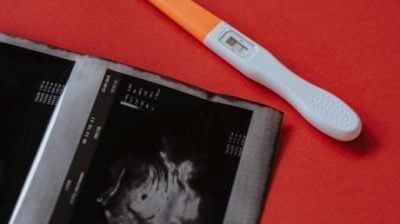 备孕七年试管婴儿也无效 女子背痛腹胀看医生竟有喜！