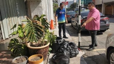 人行道一年内变“垃圾街”   市厅警告执法 商家当耳边风