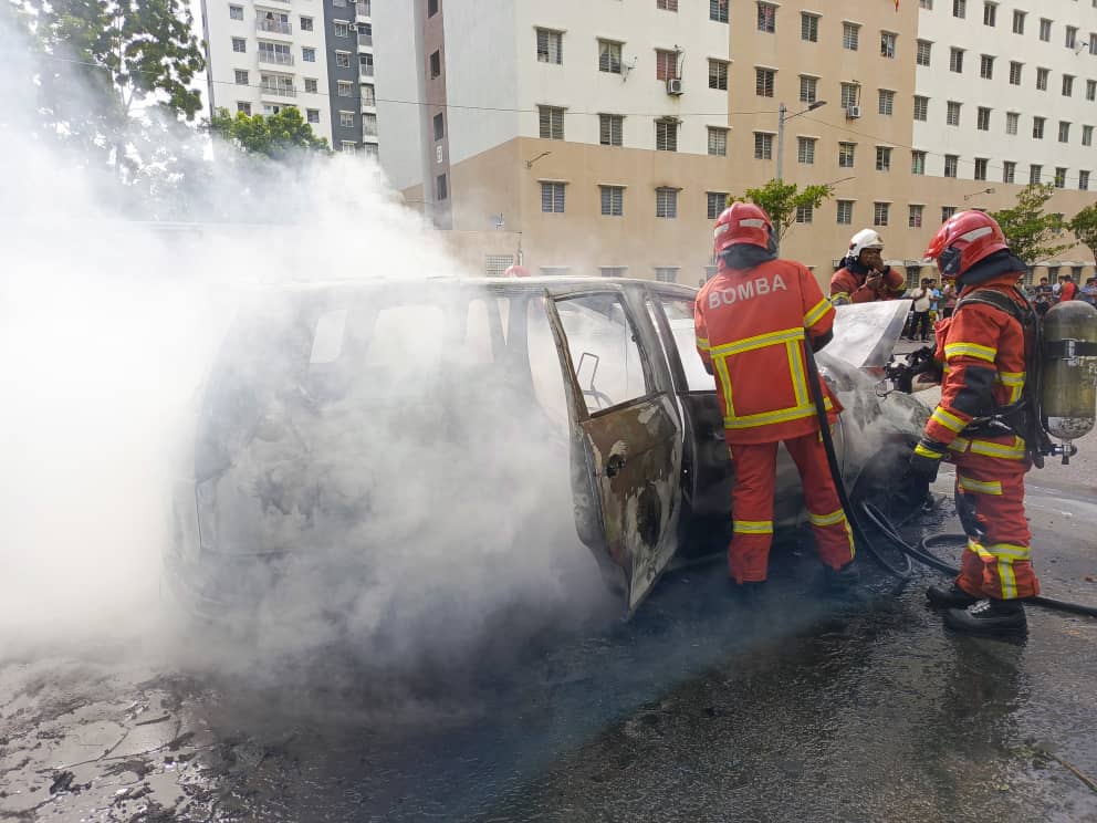 组屋楼下一车烧毁