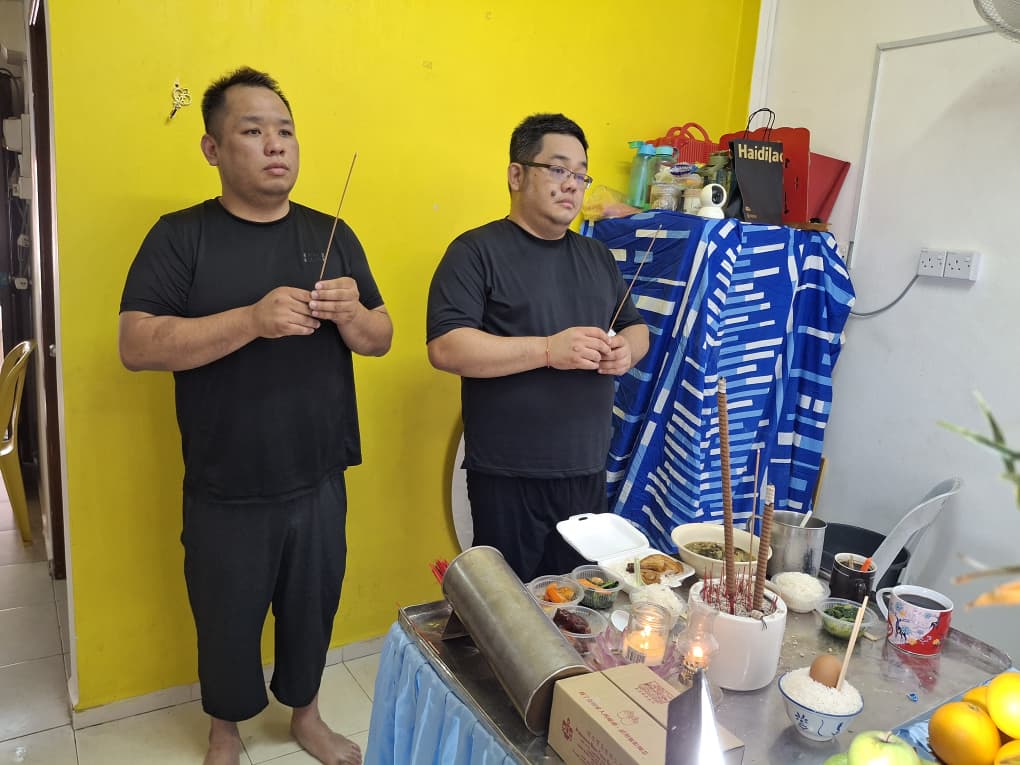 (大北马)铁厂东主跌倒身亡,家属澄清:“父亲踩空失足头颈重创所致”