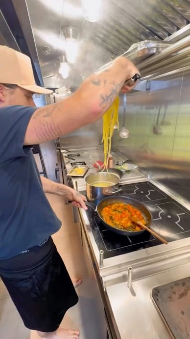 大卫柏甘长子用海水煮面网民直言“有够恶心”