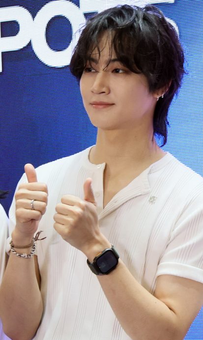 大合照被热情应援声吓到 JayB笑场反差萌逗乐粉丝