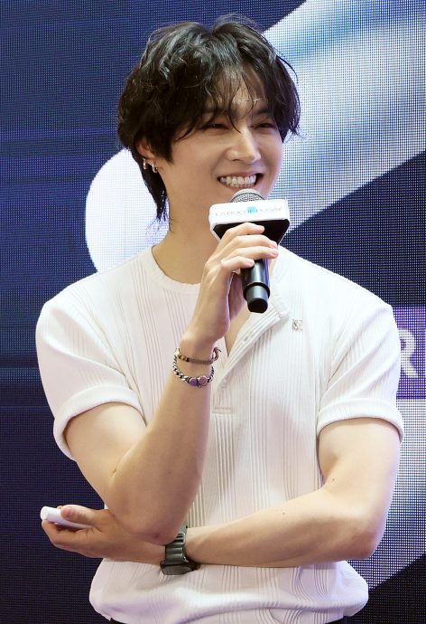 大合照被热情应援声吓到 JayB笑场反差萌逗乐粉丝