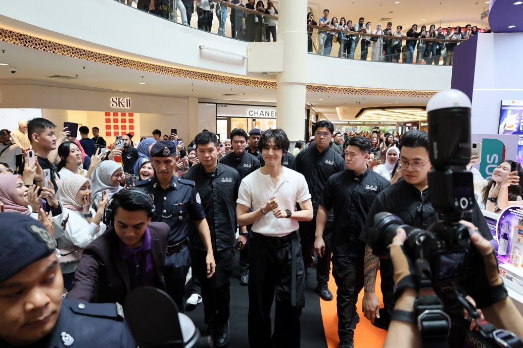 大合照被热情应援声吓到 JayB笑场反差萌逗乐粉丝