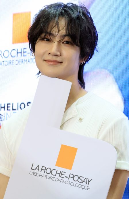 大合照被热情应援声吓到 JayB笑场反差萌逗乐粉丝