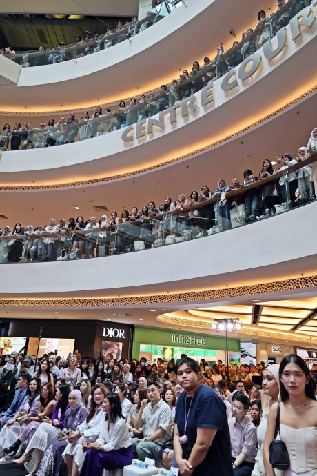 大合照被热情应援声吓到 JayB笑场反差萌逗乐粉丝