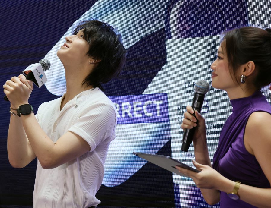 大合照被热情应援声吓到 JayB笑场反差萌逗乐粉丝