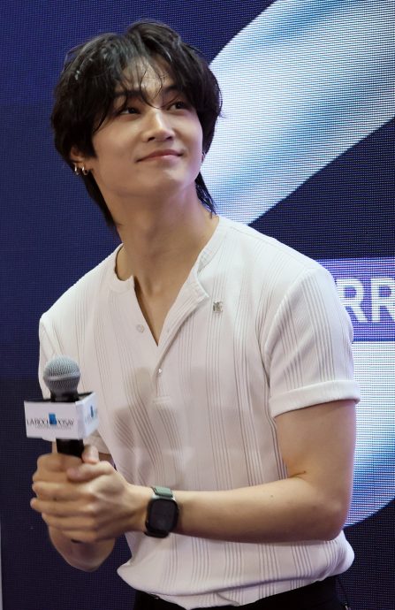 大合照被热情应援声吓到 JayB笑场反差萌逗乐粉丝