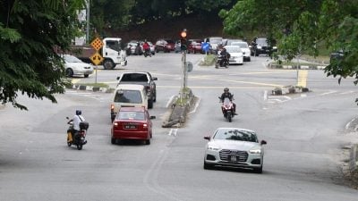 缺安全设施 抄近路违规U转   甲洞丽景园出口交通乱