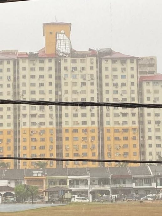 大都会-甲洞组屋屋顶掀飞 5户家庭受影响 万幸无伤亡/4图