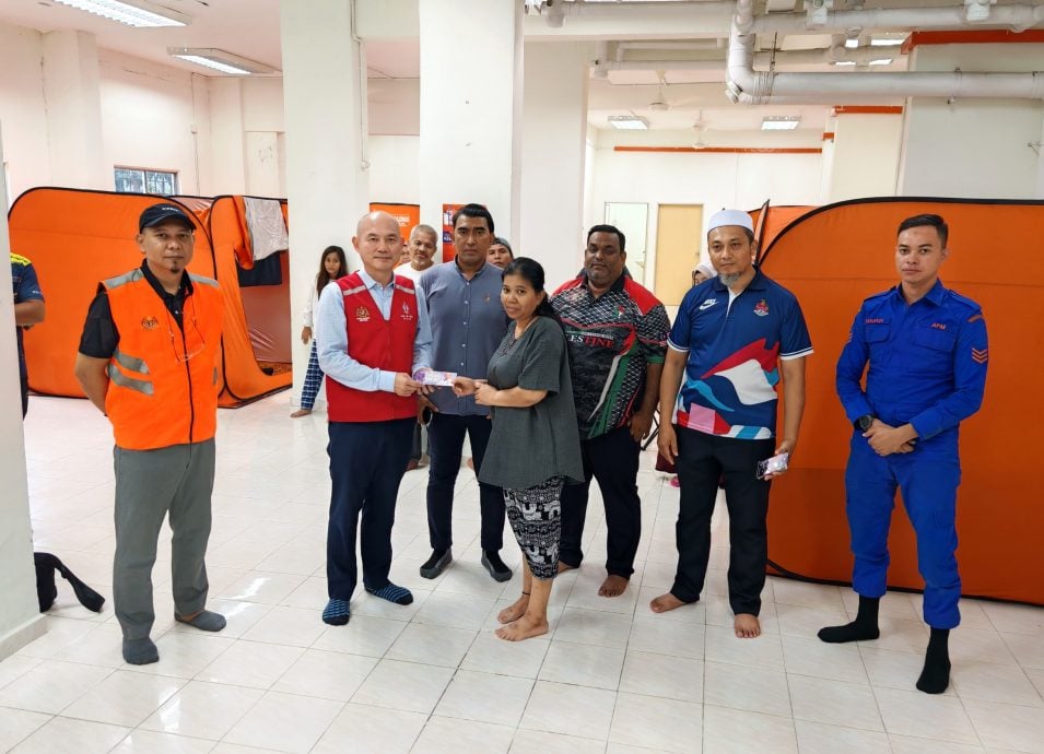 大都会-甲洞组屋屋顶掀飞 5户家庭受影响 万幸无伤亡/4图