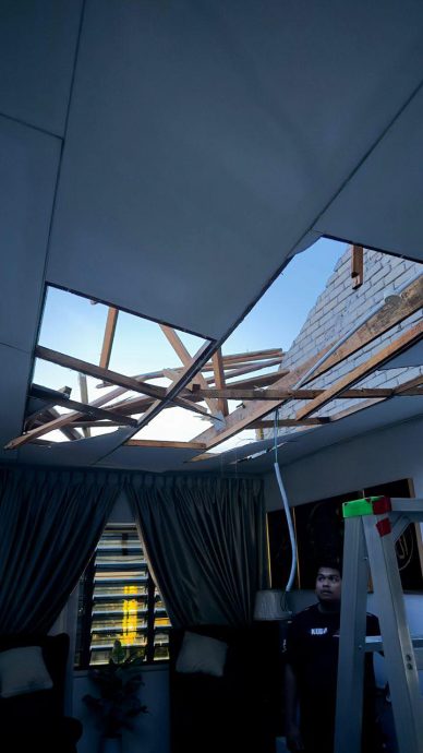 大都会-甲洞组屋屋顶掀飞 5户家庭受影响 万幸无伤亡/4图