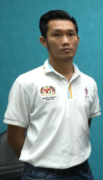 大都会-甲洞组屋屋顶掀飞 5户家庭受影响 万幸无伤亡/4图