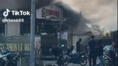 美食中心火灾烧7摊位 无伤亡