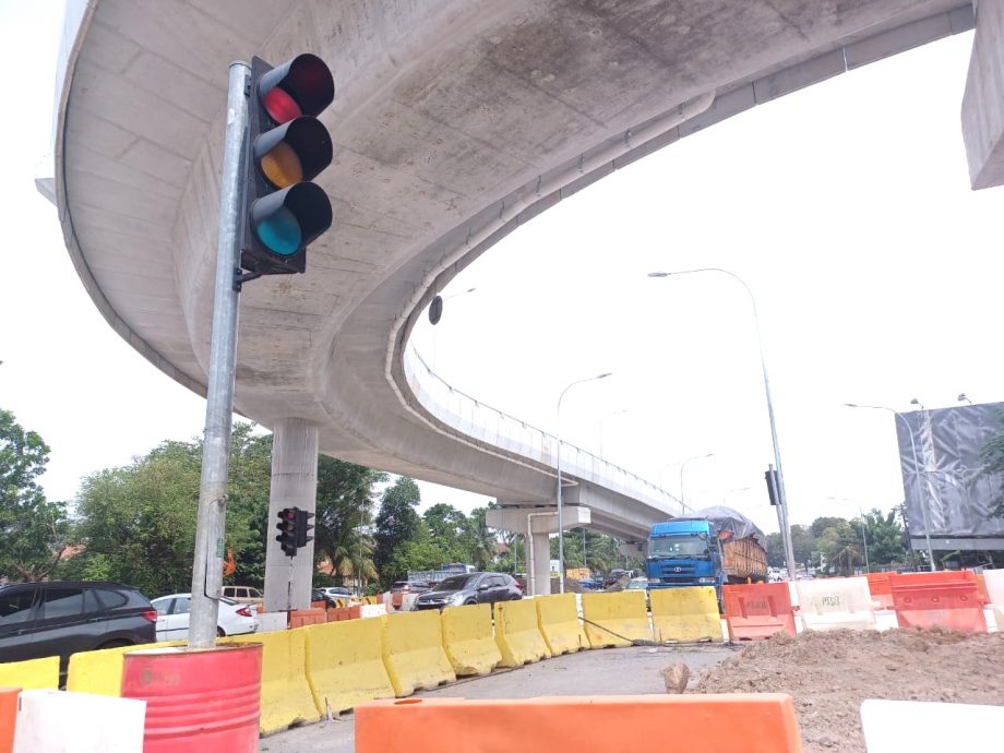 大都会/加影绍佳娜英比安路口天桥只供车辆往吉隆坡方向