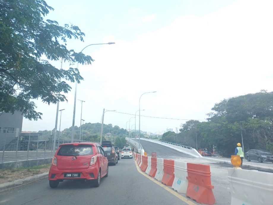 大都会/加影绍佳娜英比安路口天桥只供车辆往吉隆坡方向