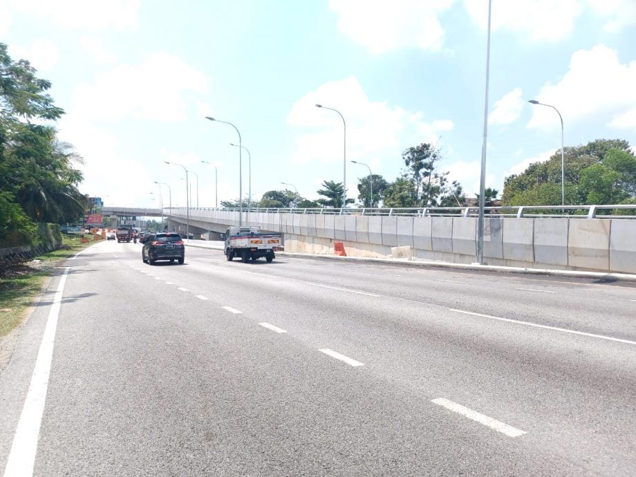 大都会/加影绍佳娜英比安路口天桥只供车辆往吉隆坡方向