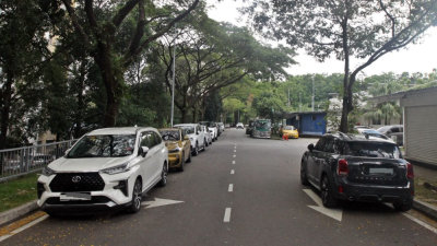 违停 塞车 双向路变单向道……  美食街交通乱糟糟 