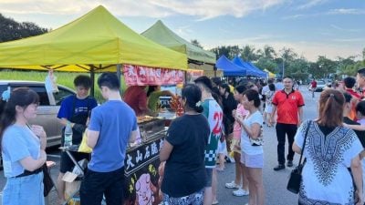 柏兰镇夜市营业了 部分小贩观望没摆摊