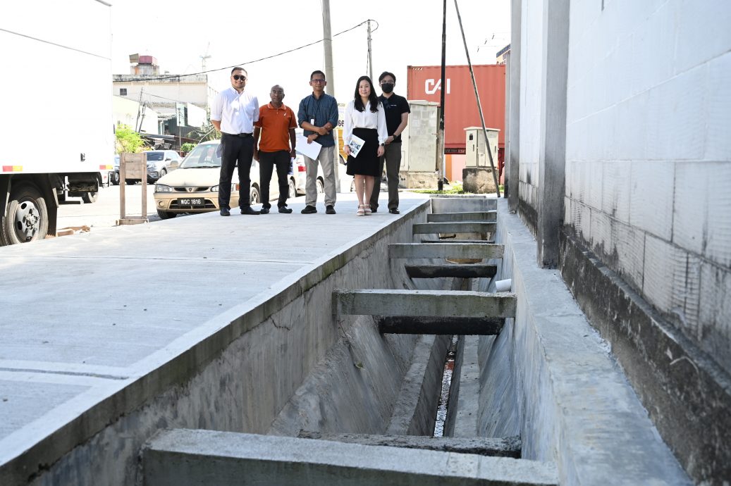 大都会//杨巧双/市政局完成提升4路段排水沟