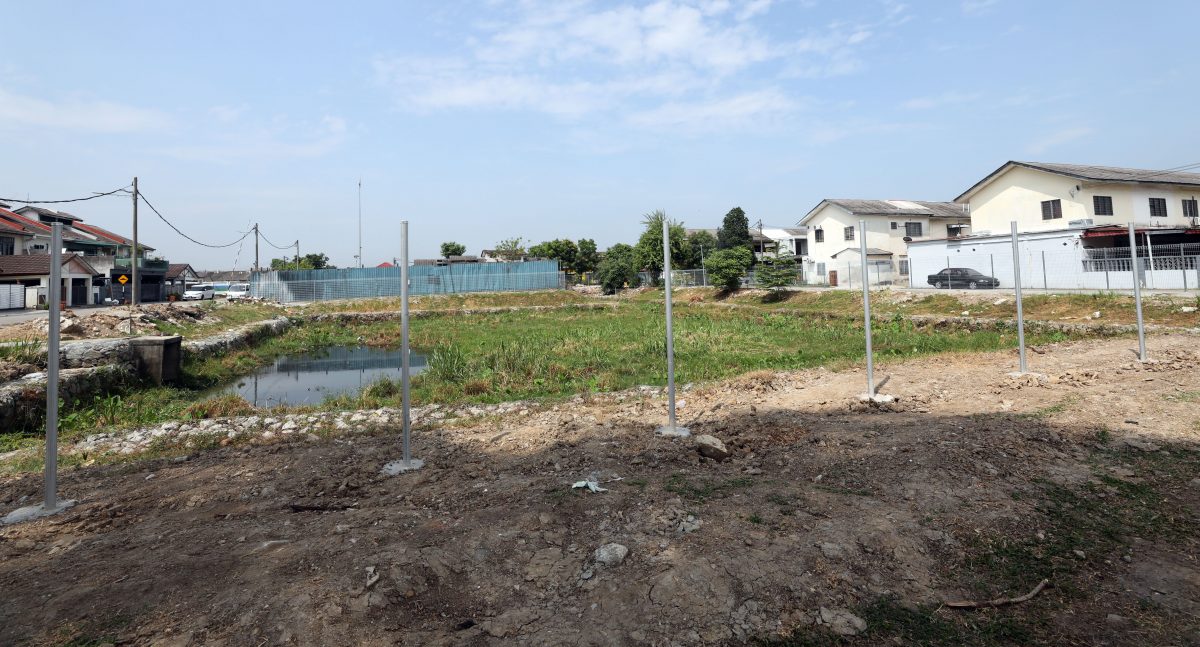 大都会/滞洪池长草淤泥不清理，承包商篱笆建美美挨轰