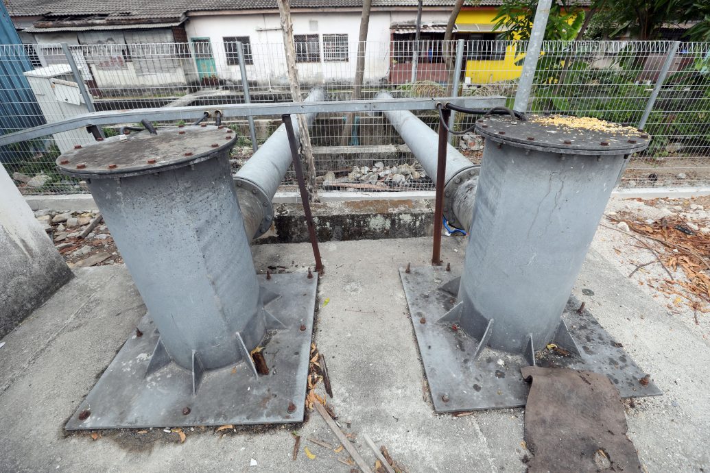 大都会/滞洪池长草淤泥不清理，承包商篱笆建美美挨轰