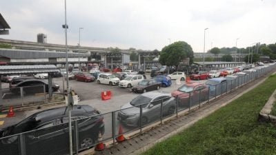 轻快铁站违停频接罚单   雪马青：先解决停车问题