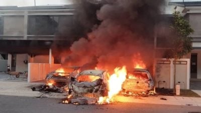 民宅5车起火烧毁  火势波及2屋