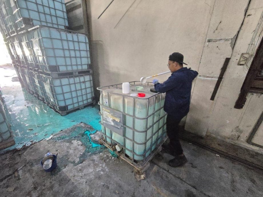 双溪加埔小河日前污染惊变“蓝河”,是因两家厂排污!