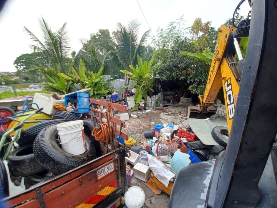 大都会(版3头)/加影市议会清除蕉赖皇冠城第7区4/7天猛公路的二手回收物囤积站