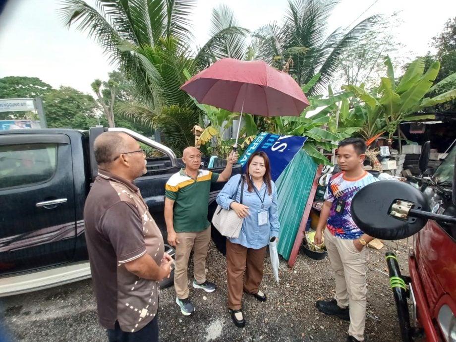 大都会(版3头)/加影市议会清除蕉赖皇冠城第7区4/7天猛公路的二手回收物囤积站