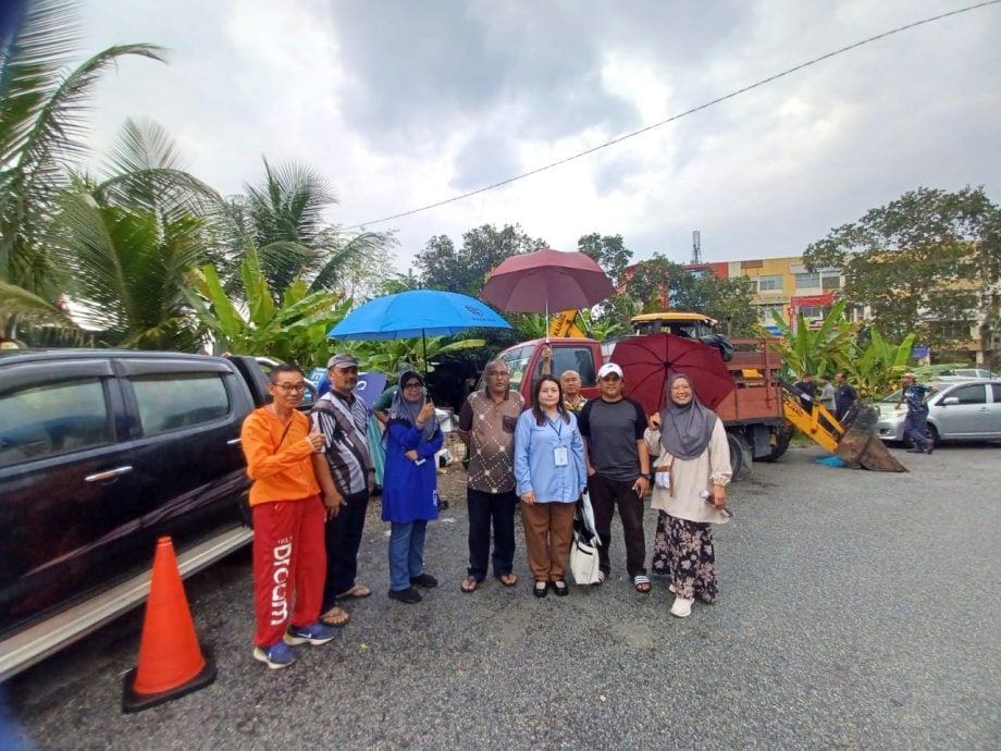 大都会(版3头)/加影市议会清除蕉赖皇冠城第7区4/7天猛公路的二手回收物囤积站