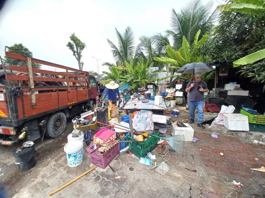 大都会(版3头)/加影市议会清除蕉赖皇冠城第7区4/7天猛公路的二手回收物囤积站