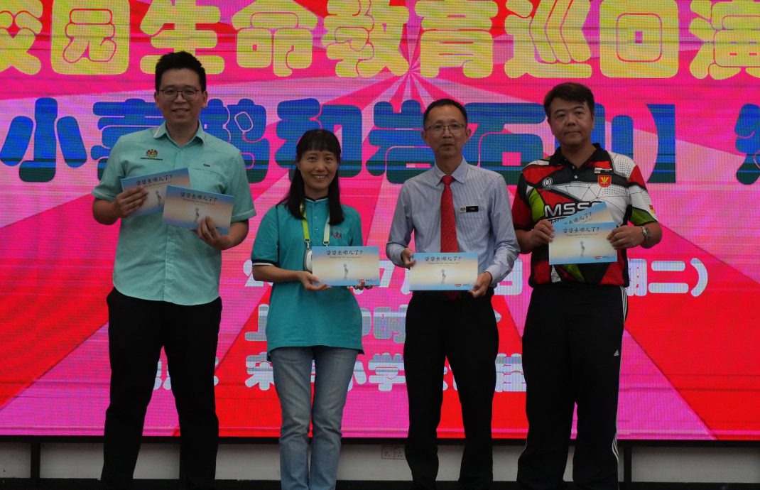 大都会(版4头)∕本报活动,《小喜鹊和岩石山》走进2校园有配图