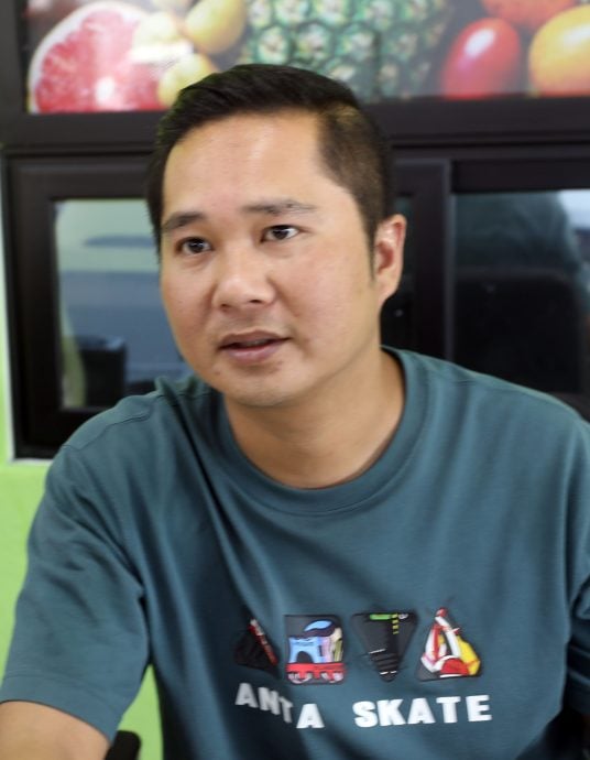 大都会(版头)/天气酷热!冷饮水果凉茶热销 惟高温也吓跑人潮