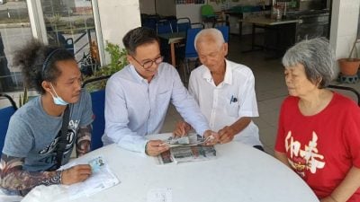 收集剪报逾年求助王俊伟 老夫妇养子喜获公民权