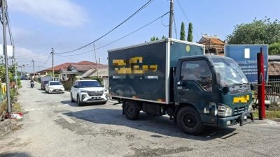 禁走新村路抄捷径 设限高杆被罗里撞倒