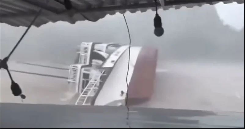 天下事 大晴天秒下雷雨冰雹 下龙湾游船遇风暴翻覆 14岁少年受困4小时获救